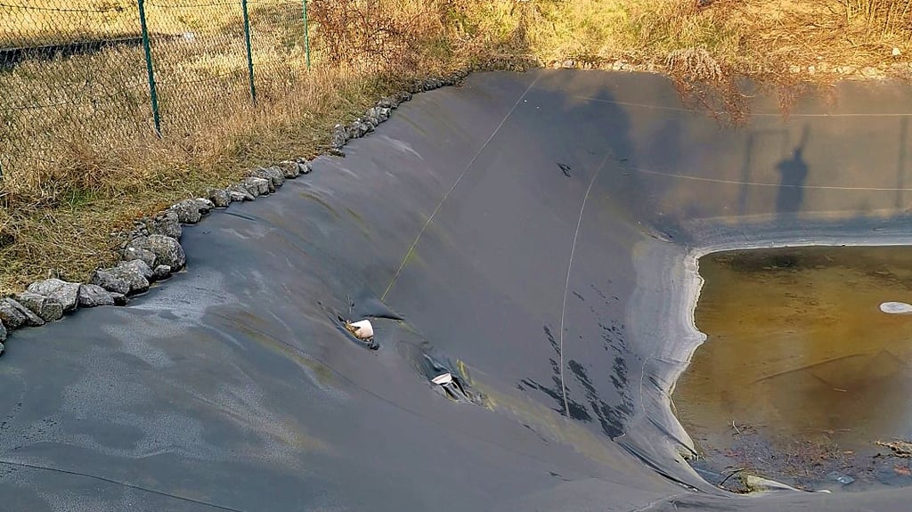 Alt, die Folie löchrig und marode: Der Löschwasserteich im Osterwiecker Gewerbegebiet Lüttgenröder Straße verdient seinen Namen nicht mehr. Er soll durch eine Doppelzisterne ersetzt werden.