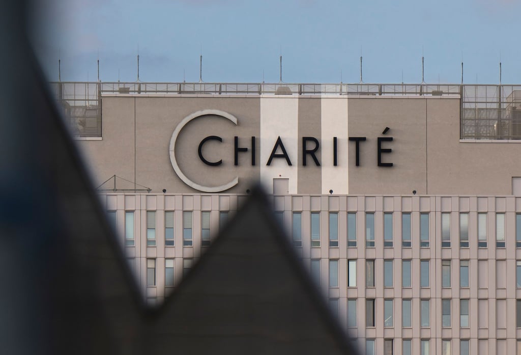 Blick auf das sanierte Bettenhaus der Charité auf dem Campus Berlin-Mitte.