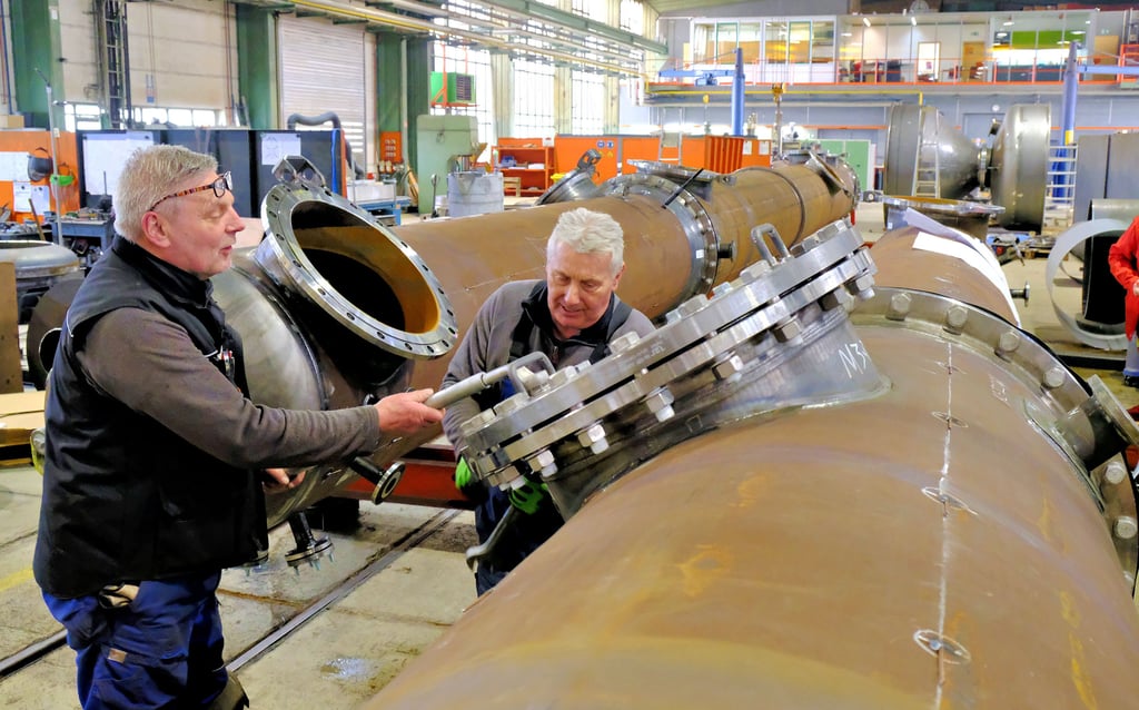 Ingo Sauerwald und Andreas Blumenthal beim Anziehen eines Flansches an einer sogenannten Dampfkolonne. Das Bauteil lagerte hier noch in zwei Teilen in der Werkhalle der Ehlert GmbH in Blankenburg.