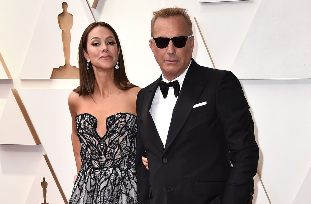 Christine Baumgartner (l) und Kevin Costner kommen zur 94. Verleihung der Academy Awards in Hollywood (2022).
