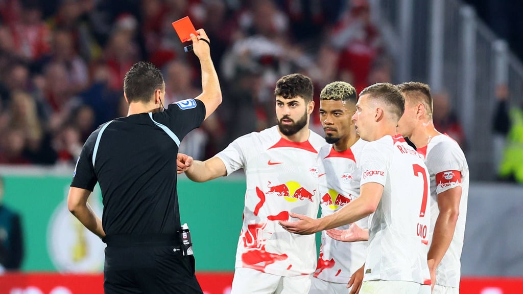 Sicher, Referee? Josko Gvardiol nimmt den Platzverweis gefasst zur Kenntnis.