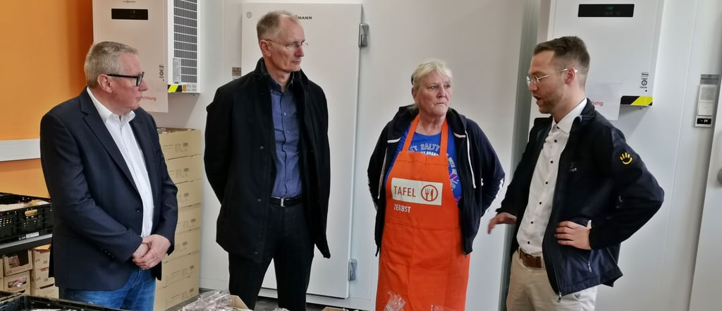 Andreas Steppuhn, Landesverband der Tafeln, Bürgermeister Andreas Dittmann, Tafel-Chefin Ute van Tulden und Nils Detering, Repräsentant der Fernsehlotterie (v.l.) in der Lebensmittelausgabe.