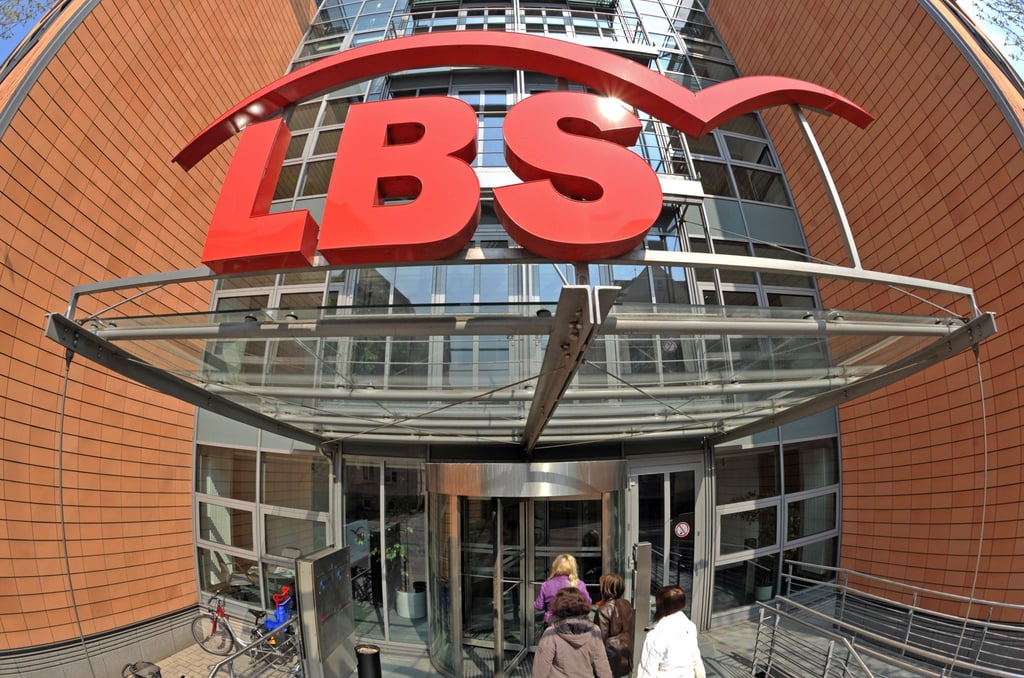 Blick auf das Eingangportal zur Thüringer Niederlassung der Landesbausparkasse (LBS)