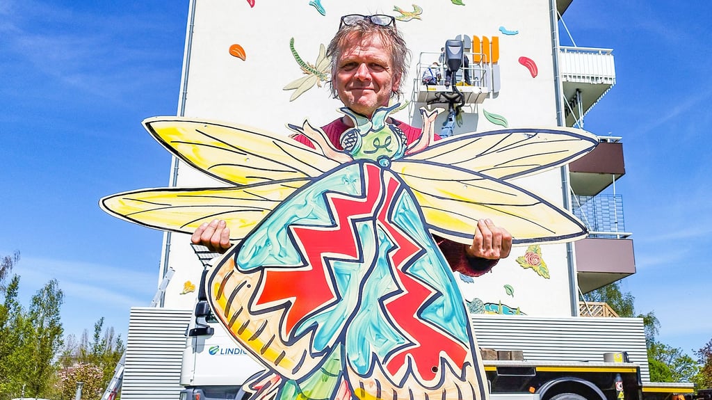 Der Künstler Moritz Götze hat für eine Hauswand im Wernigeröder Stadtfeld ein Kunstwerk entworfen. Mit Emaille-Platten in unterschiedlicher Größe lässt er ein buntes Harz-Motiv entstehen.