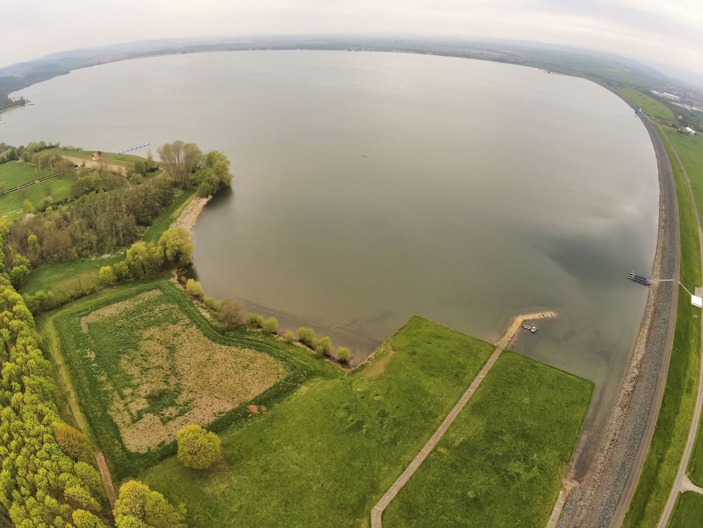 Der Stausee aus der Vogelperspektive.