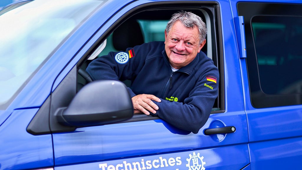 Ronald Walther ist Seelsorger und engagiert im THW Merseburg. Für seine langjährige ehrenamtliche Arbeit wurde er für den Esel der auf Rosen geht nominiert.