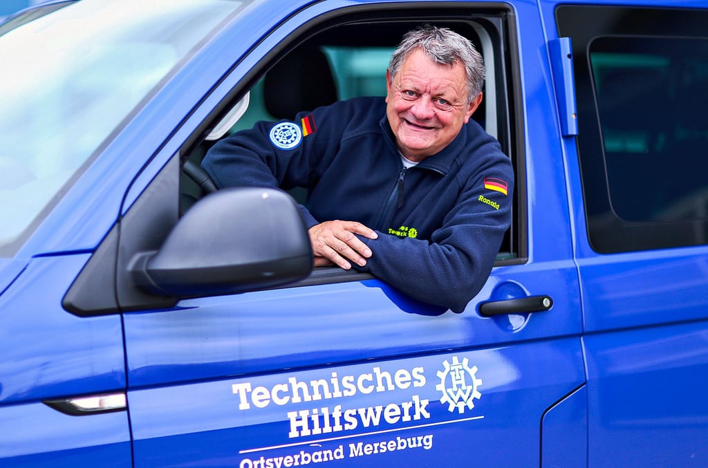 Ronald Walther ist Seelsorger und engagiert im THW Merseburg. Für seine langjährige ehrenamtliche Arbeit wurde er für den Esel der auf Rosen geht nominiert.