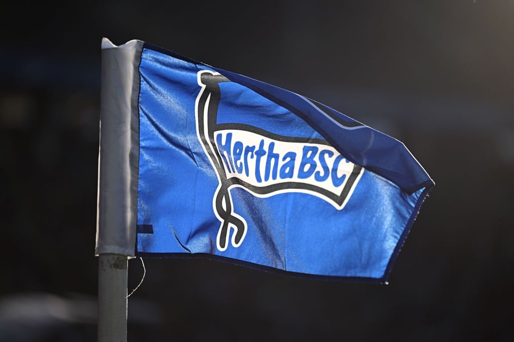 Eine Eckfahne mit dem Hertha-Logo weht im Wind.
