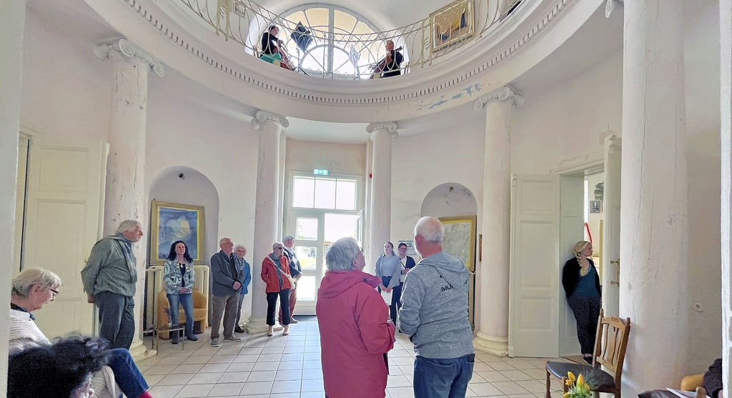 Im runden Vestibül des Kehnerter Schlosses wurde die Vernissage mit Musik von der oberhalb gelegenen Galerie aus eröffnet. Es musizierten Monika Lustig und Stefan Andrusch.