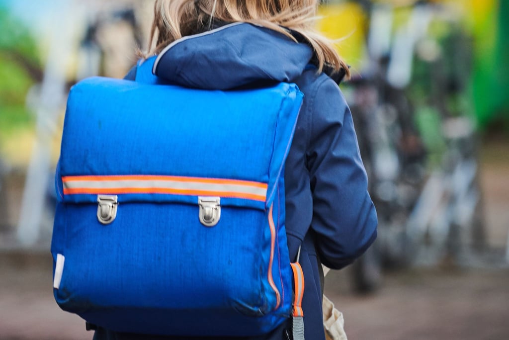 Ein Schüler mit Schulranzen nahe einer Grundschule. Die Verunsicherung vieler Eltern wirkt sich auch auf den Alltag und die Entwicklung der Kinder aus.