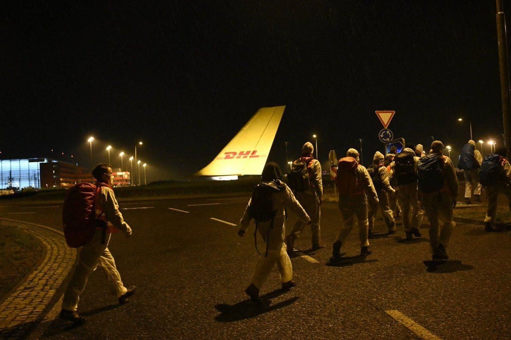 Klimaaktivisten blockierten am 10. Juli 2021 die Einfahrt zum DHL-Hup am Flughafen Leipzig/Halle