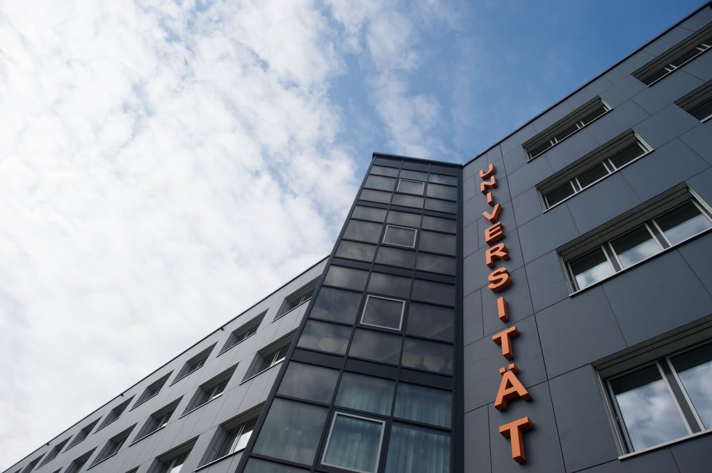 „Universität“ steht an der Fassade eines Gebäudes der Otto-von-Guericke-Universität.