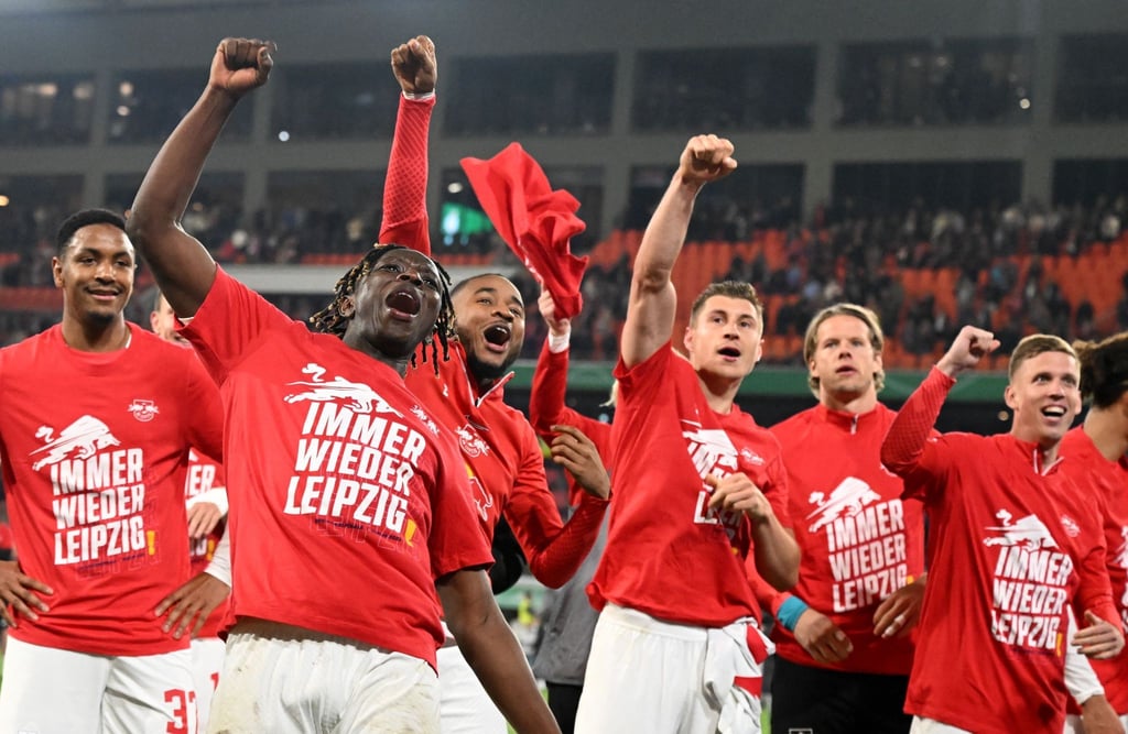 Leipzigs Spieler feiern den Sieg mit den Fans.