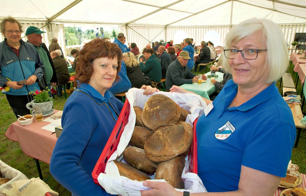 Undine Schiepe und Verena Sachse (rechts) bringen die begehrten und vorbestellten Brote unter das wartende Volk.