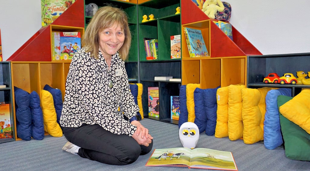 Ausnahmsweise einmal selbst in der gemütlichen Leseecke für die Kinder: Cornelia Draeager mit der Leseeule.