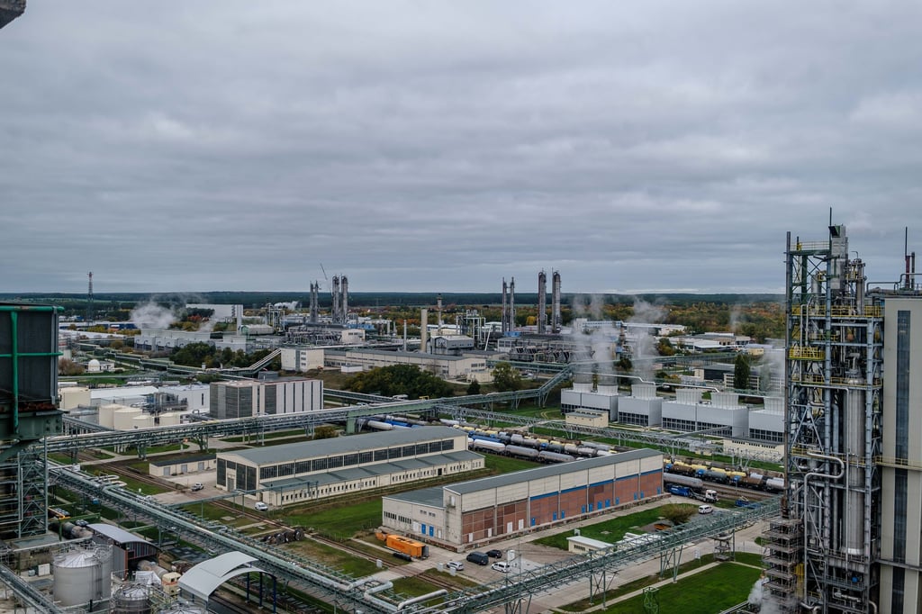Blick auf den SKW-Standort in Wittenberg mit den zwei Ammoniak-Fabriken im Hintergrund.