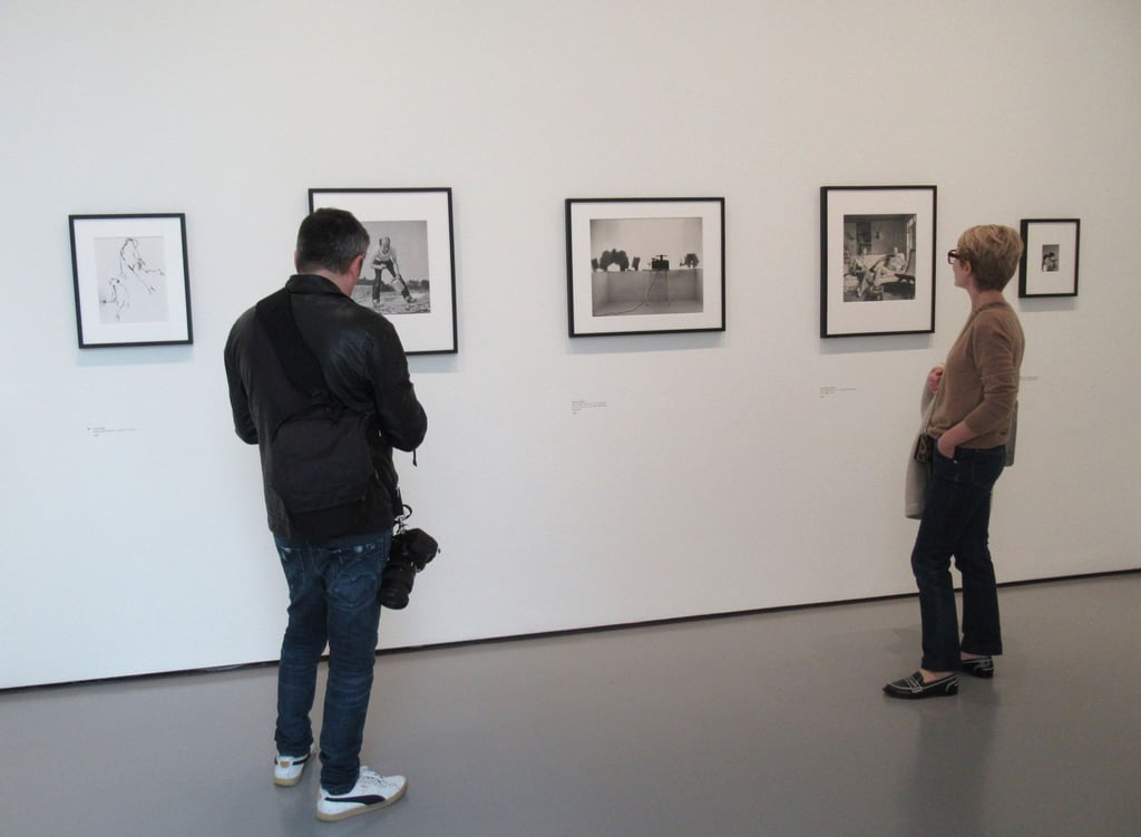 Besucher in der Ausstellung „Chronorama. Fotoschätze des 20. Jahrhunderts“ im Palazzo Grassi in Venedig.