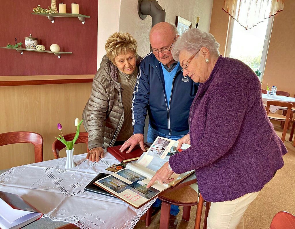 Helmut und Waltraut Knöfler (r.) schwelgen im Veranstaltungsraum gemeinsam mit Waltraud Kegler in Erinnerungen.