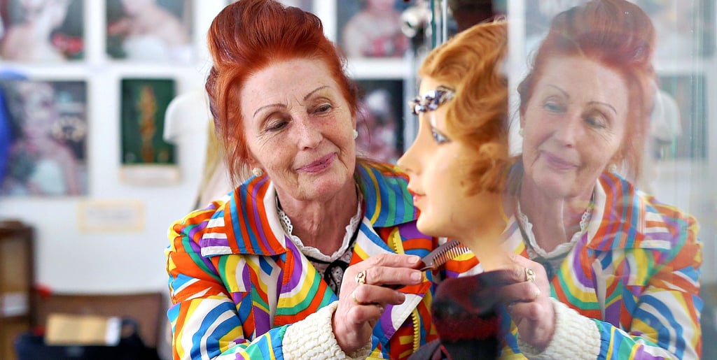 Im Magdeburger Friseurmuseum von Museumsleiterin Barbara Psoch gibt es ein neues Angebot: Über QR-Codes können gehörlose Besucher per Handy Kurzfilme in Gebärdensprache abrufen.