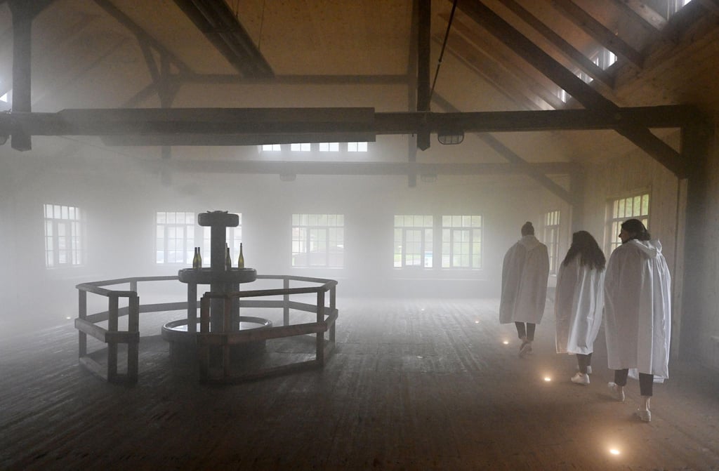 Drei junge Frauen inhalieren in der Zerstäuberhalle des Gradierwerk „Louise“.