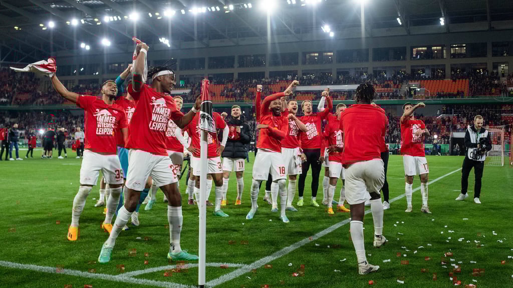 Leipzig "on fire": Die RB-Spieler in den Finaltrikots nach dem Sieg in Freiburg