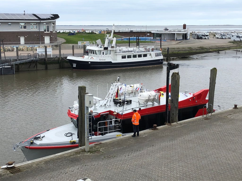 Die neue Schnellfähre „Watt Sprinter“ liegt im Hafen von Harlesiel.