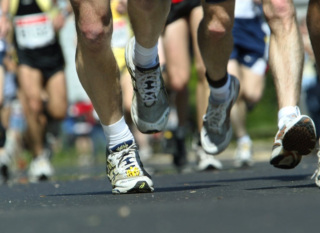 Teilnehmer eines Marathons laufen durch Düsseldorf.