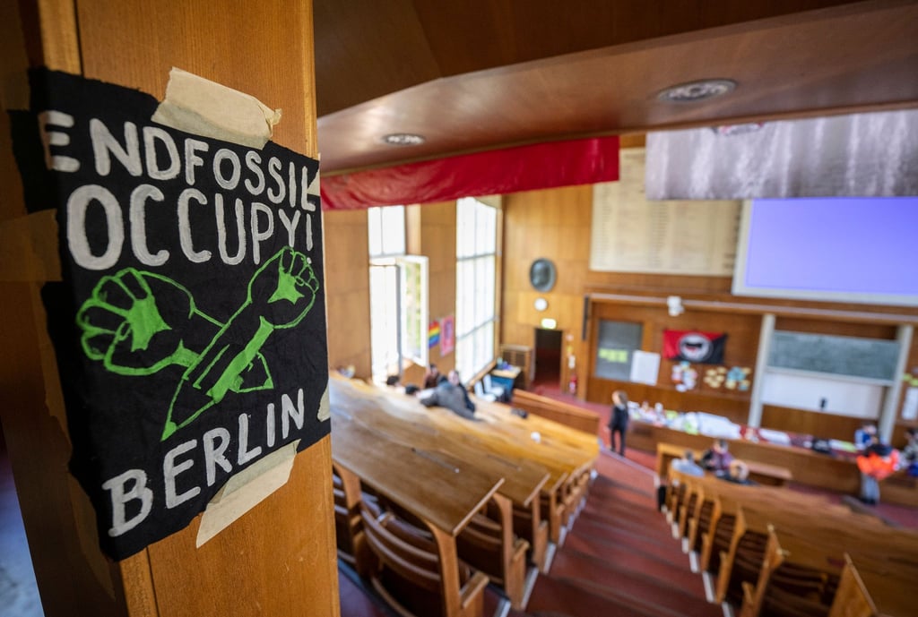 Ein Banner mit der Aufschrift „End Fossil: Occupy!“ hängt im Emil Fischer Hörsaal der Humboldt-Universität.