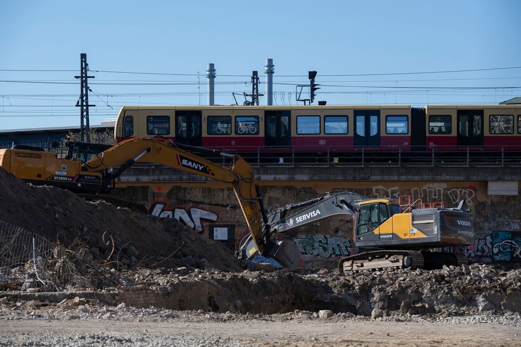Bagger stehen auf einem Baugrundstücke, wo eine Kriegsbombe gefunden wurde.