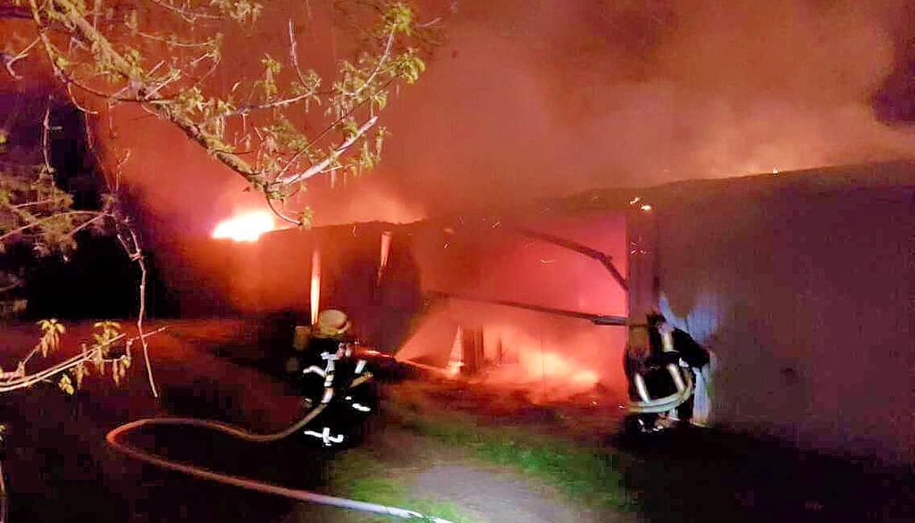 Acht von 13 Garagen haben an der Nordstraße in Theißen gebrannt. Über 30 Feuerwehrleute waren in der Nacht zu Samstag dort im Einsatz.