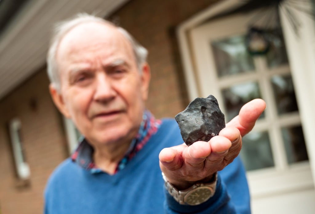 Wilfried Labusch in Elmshorn mit dem kleinen Meteoriten, der in sein Haus niedergegangen ist.