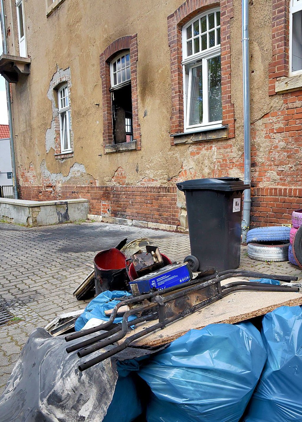 Rückseite des Hauses der Begegnung in Barby. Das mittlere Fenster zeigt den Lagerraum, in dem das Feuer wütete.