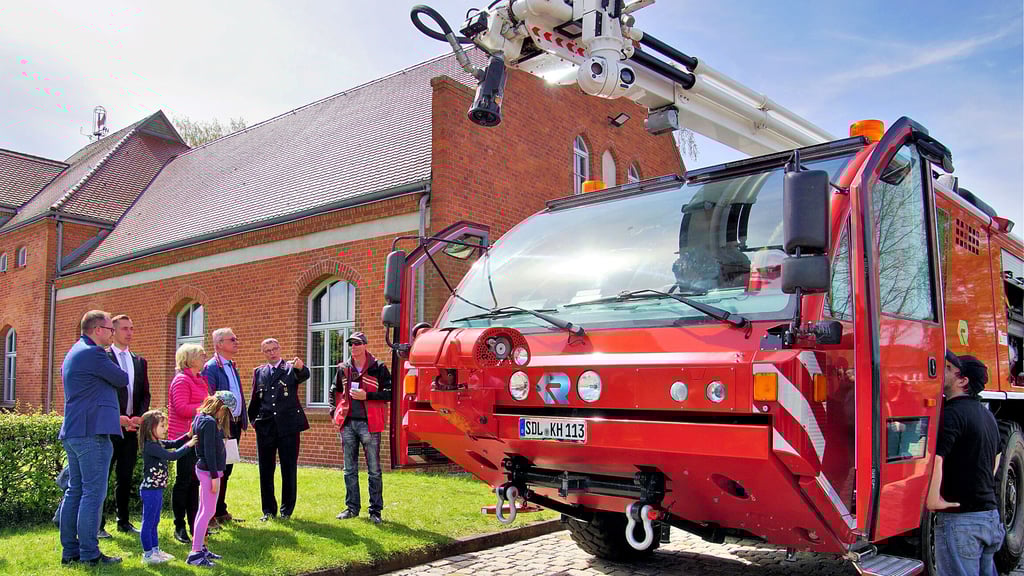 Besucher konnten einen Blick auf das sogenannte Flugfeldlöschfahrzeug beim Tag der offnen Tür der Freiwilligen Feuerwehr Stendal werfen und erfuhren, wo und wann das gigantische Gefährt zum Einsatz kommt.