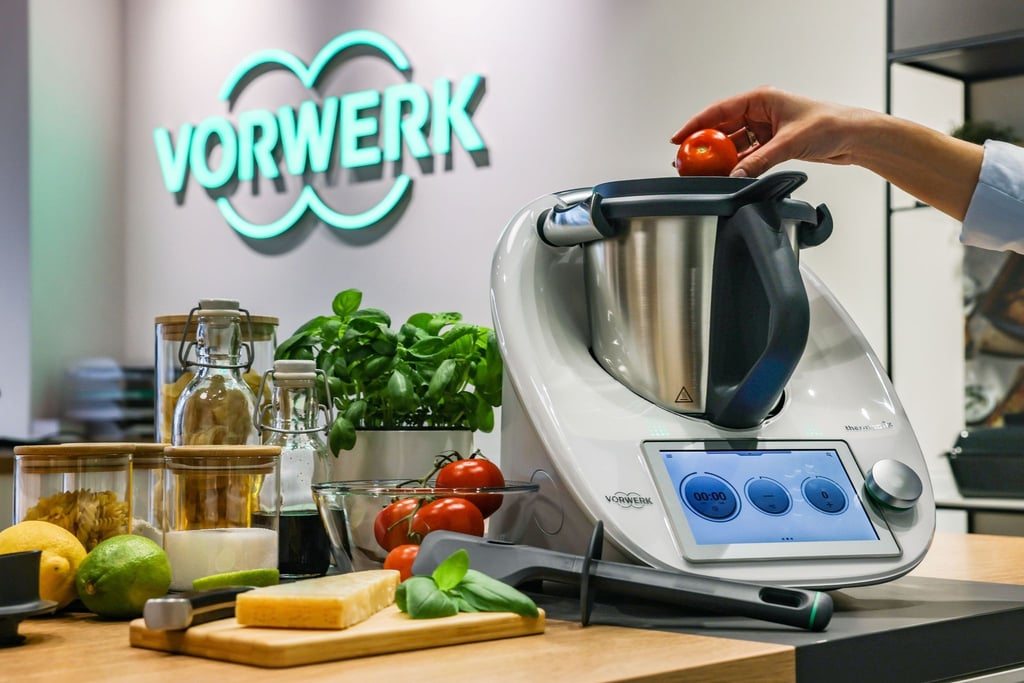Ein Vorwerk Thermomix TM6 in einem Vorwerk-Kochstudio.