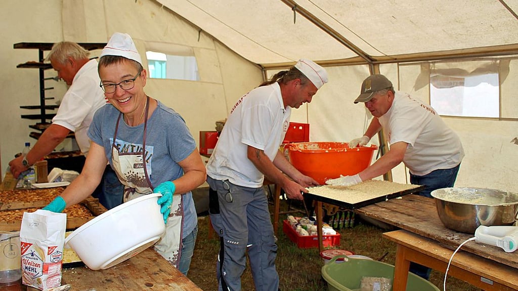 Pfingsten wird in Garitz wieder gebacken und zum traditionellen Backofenfest eingeladen.