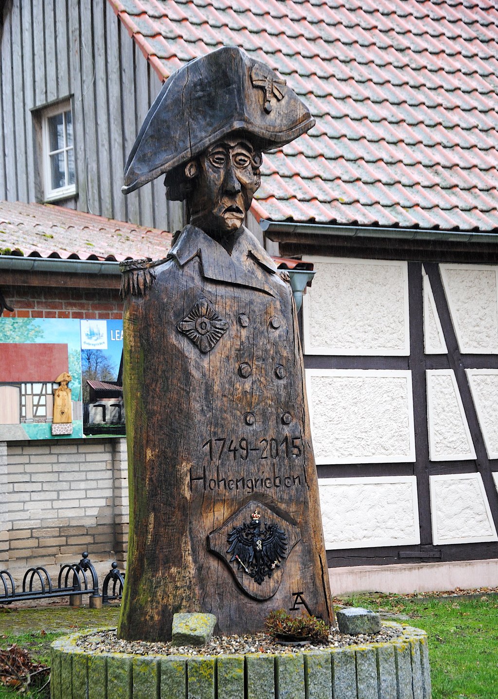 So wie der Alte Fritz vor der Hohengriebener Schulscheune wacht, soll der Riese Goliath als Dorfsymbol für Stöckheim aufgestellt werden. Doch wie und wo ist nach wie vor ungewiss.