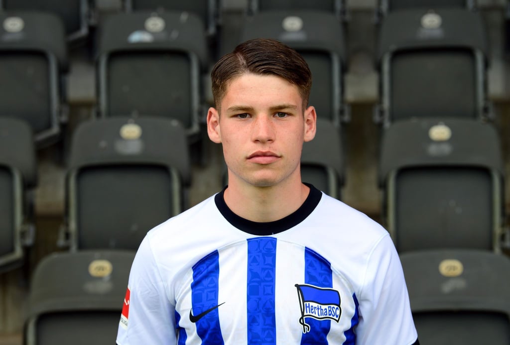 Herthas Lukas Ullrich hat bis 2027 bei Borussia Mönchengladbach unterschrieben.