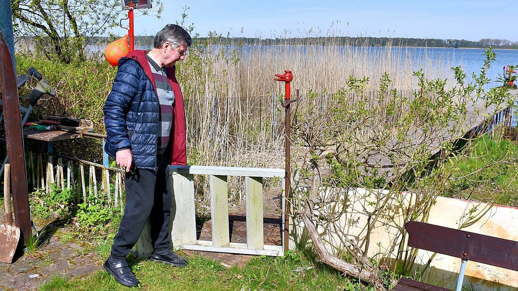 Joachim Diehm sichert sein Grundstück am Arendsee vor Wildschweinen. Dazu nutzt er auch ein Stück von einer alten Treppe.