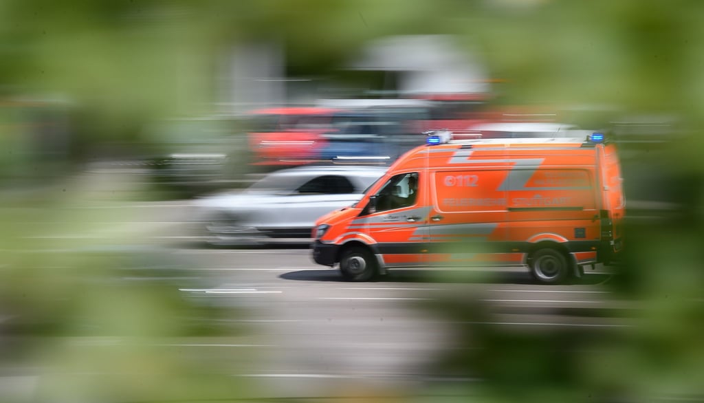 Ein Rettungswagen fährt zu einem Einsatz.