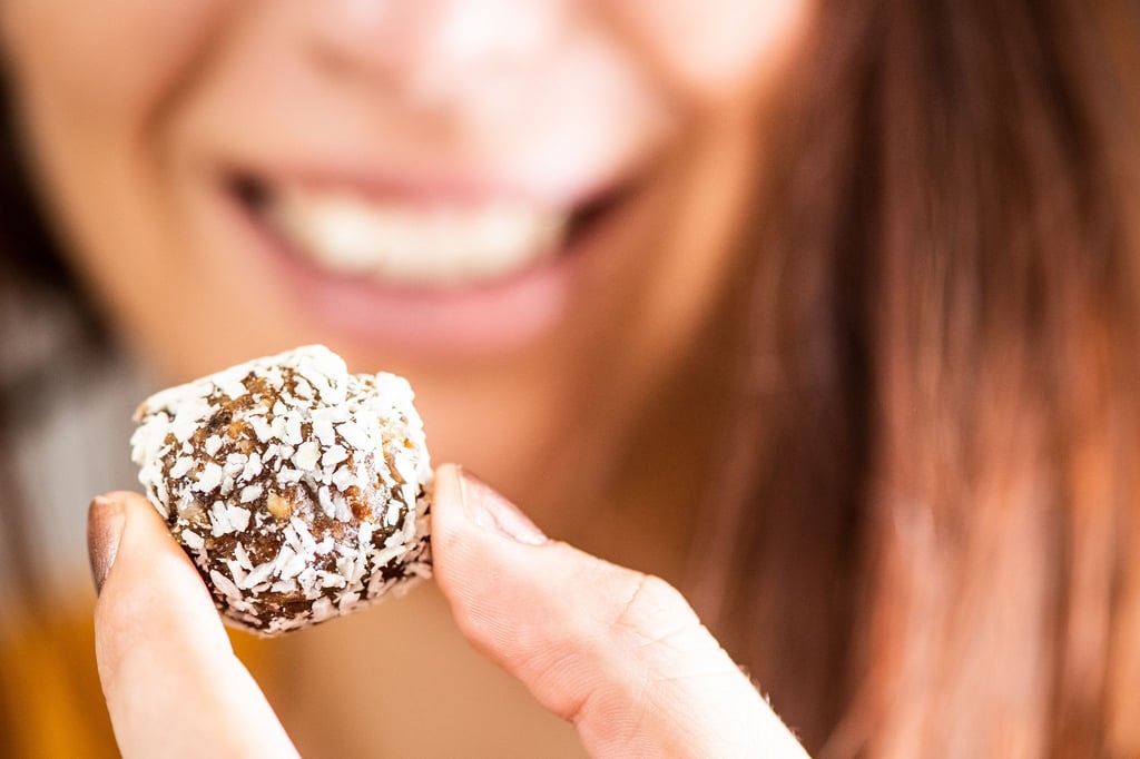 Datteln als süße Snacks genießen: Die Früchte lassen sich hervorragend mit Nüssen und Kokosraspeln vermischen.