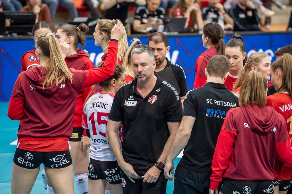 Guillermo Naranjo Hernandez (M), Trainer des SC Potsdam, beim Spiel gegen MTV Stuttgart.