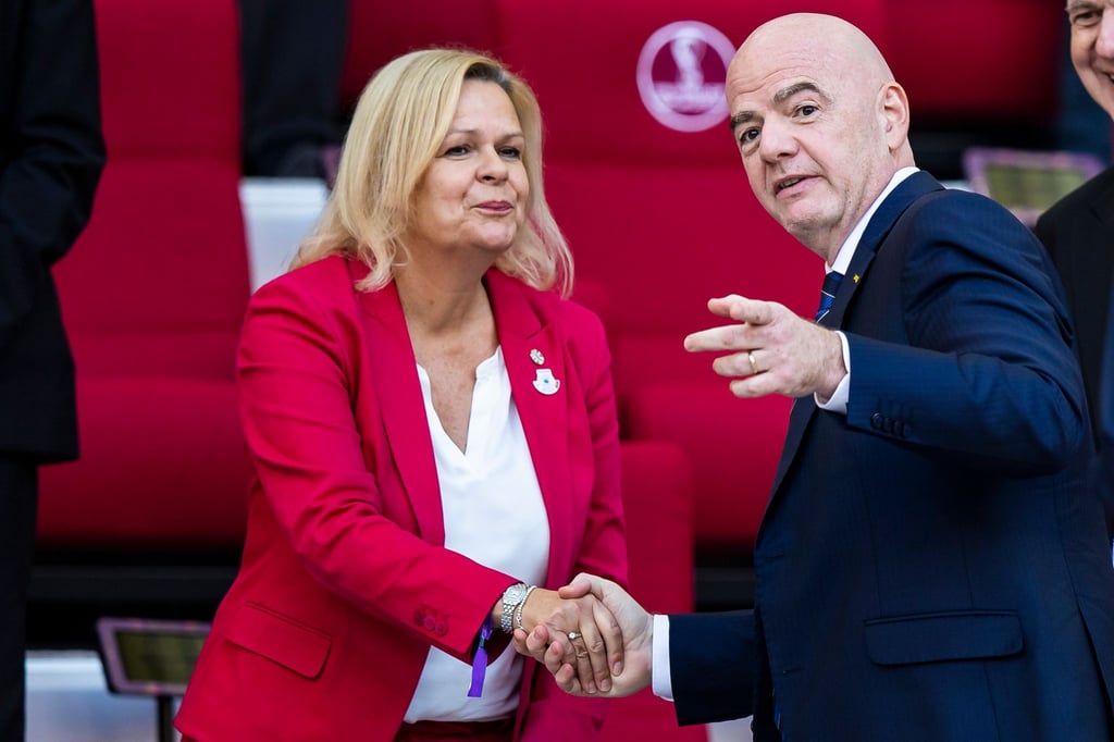 Bundesinnenministerin Nancy Faeser (l) und FIFA-Präsident Giovanni Infantino bei der WM in Katar.