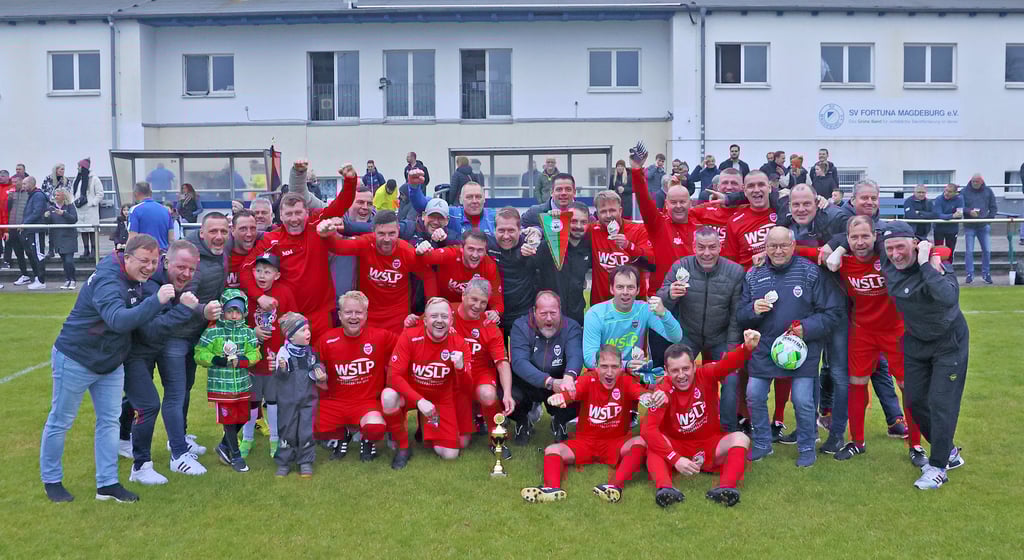 Strahlende Sieger: die Alten Herren des MSV Börde. Der Stadtpokal liegt ihnen ganz besonders.