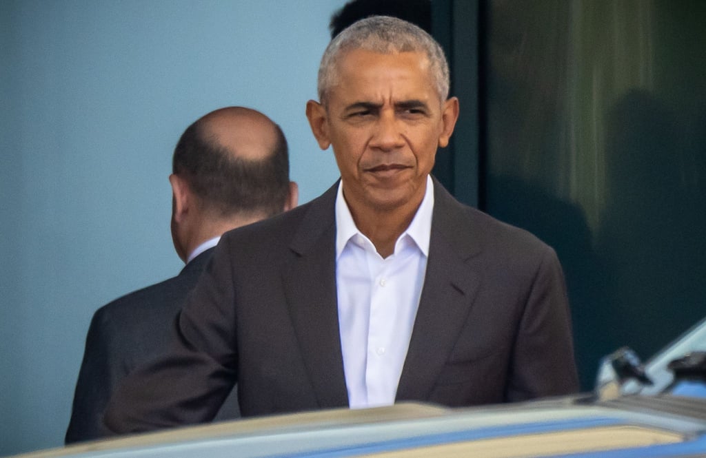 Der ehemalige US-Präsident Barack Obama (r) wird von Bundeskanzler Olaf Scholz (SPD) am Bundeskanzleramt verabschiedet.
