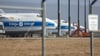 Drei Frachtflugzeuge Antonow An-124 der russischen Volga-Dnepr-Gruppe stehen am Flughafen Leipzig/Halle bereits seit über einem Jahr still.