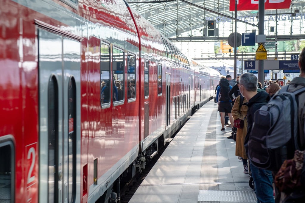 Ab in den Urlaub: Mit etwas Planung kommen Reisende auch mit Regionalbahnen quer durchs Land an ihr Ziel.