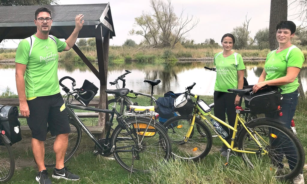 Touristikerin Jeanett Czinzoll (rechts) war mit ihrer Kollegin Marina Heinrich aus Havelberg und dem Leader-Manager Björn Gäde in den Jahren 2020 und 2021 mit an der Pedalenspione-Aktion beteiligt, hier auf dem Rastplatz am Molkenberger Hafen.