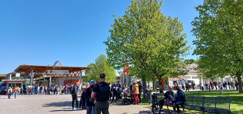 So stellte sich die Situation am vergangenen Sonntag (30. April) dar. Am Haupteingang zum Elbauenpark bildeten sich lange Schlagen.
