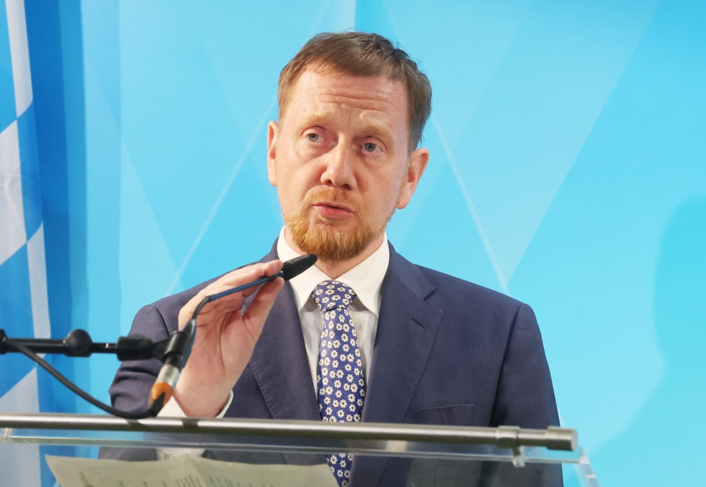 Sachsens Ministerpräsident Michael Kretschmer spricht bei einer Pressekonferenz.