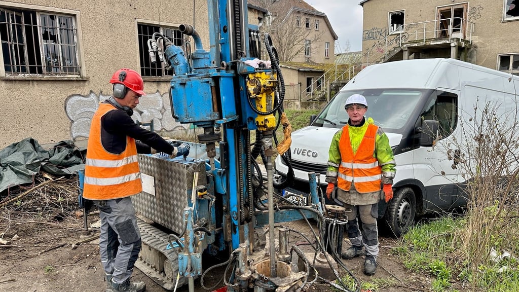 Mitarbeiter einer Spezialfirma aus Lübeck holen Wasserproben aus unterschiedlichen Schichten. Sie geben Aufschluss darüber, wie tief die Kontamination von Schadstoffen im Boden reicht. Derzeit auf dem RAW-Gelände läuft eines der umfangreichsten Screenings in der Geschichte der Stadt.
